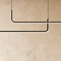 Détail de la ligne lumineuse LED du lustre design noir