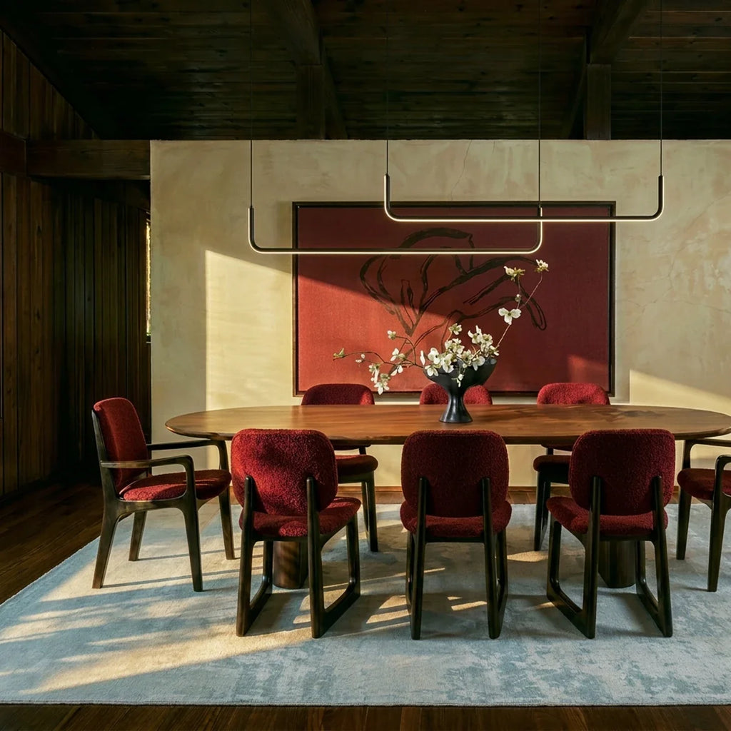 Lustre design linéaire noir au-dessus d'une table de salle à manger élégante