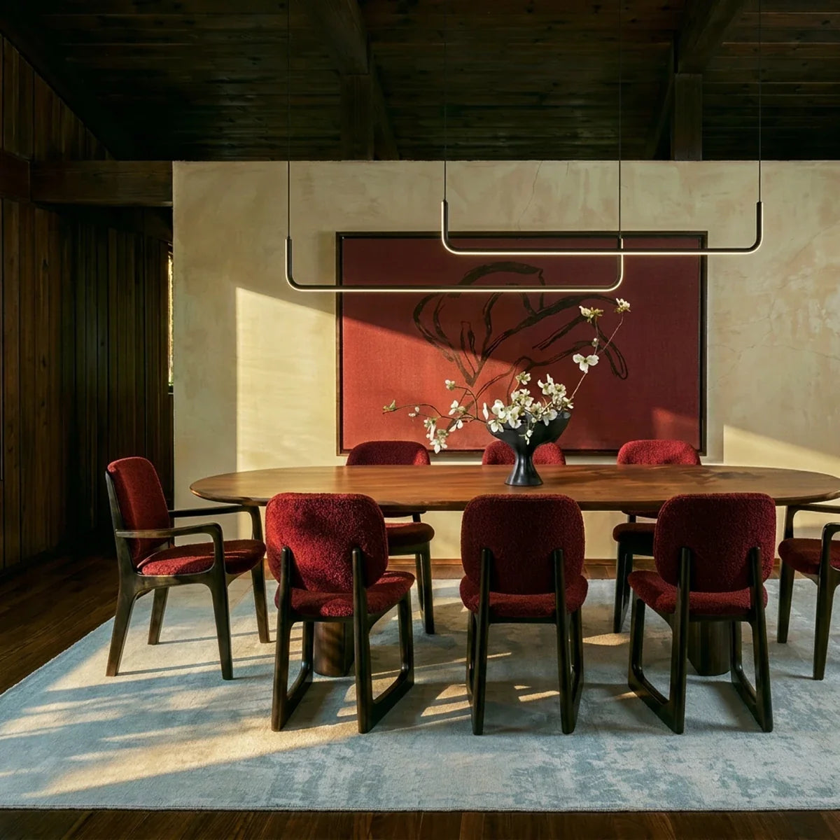 Lustre design linéaire noir au-dessus d'une table de salle à manger élégante Image