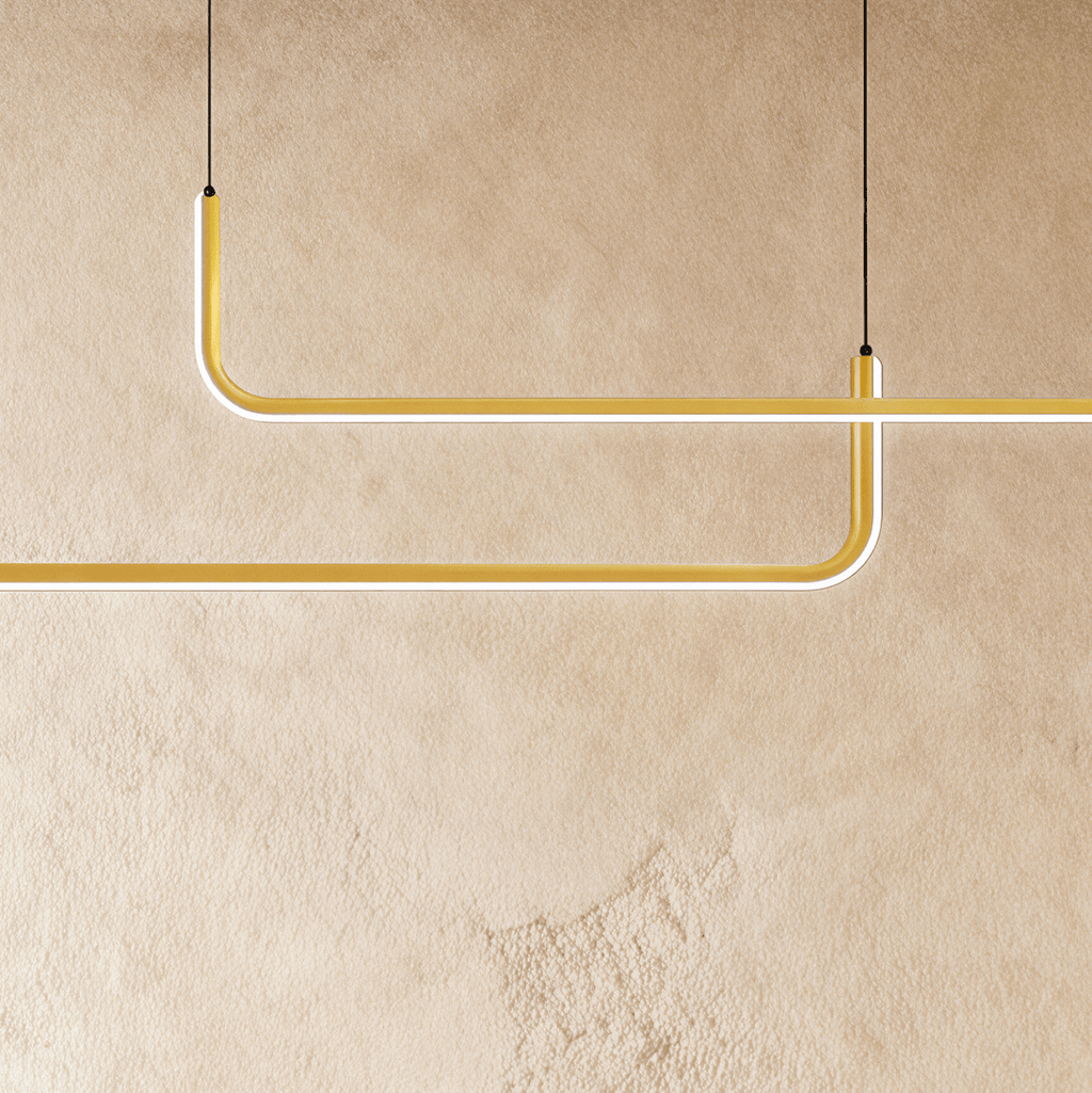 Détail de la ligne lumineuse LED du lustre design doré