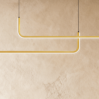 Détail de la ligne lumineuse LED du lustre design doré
