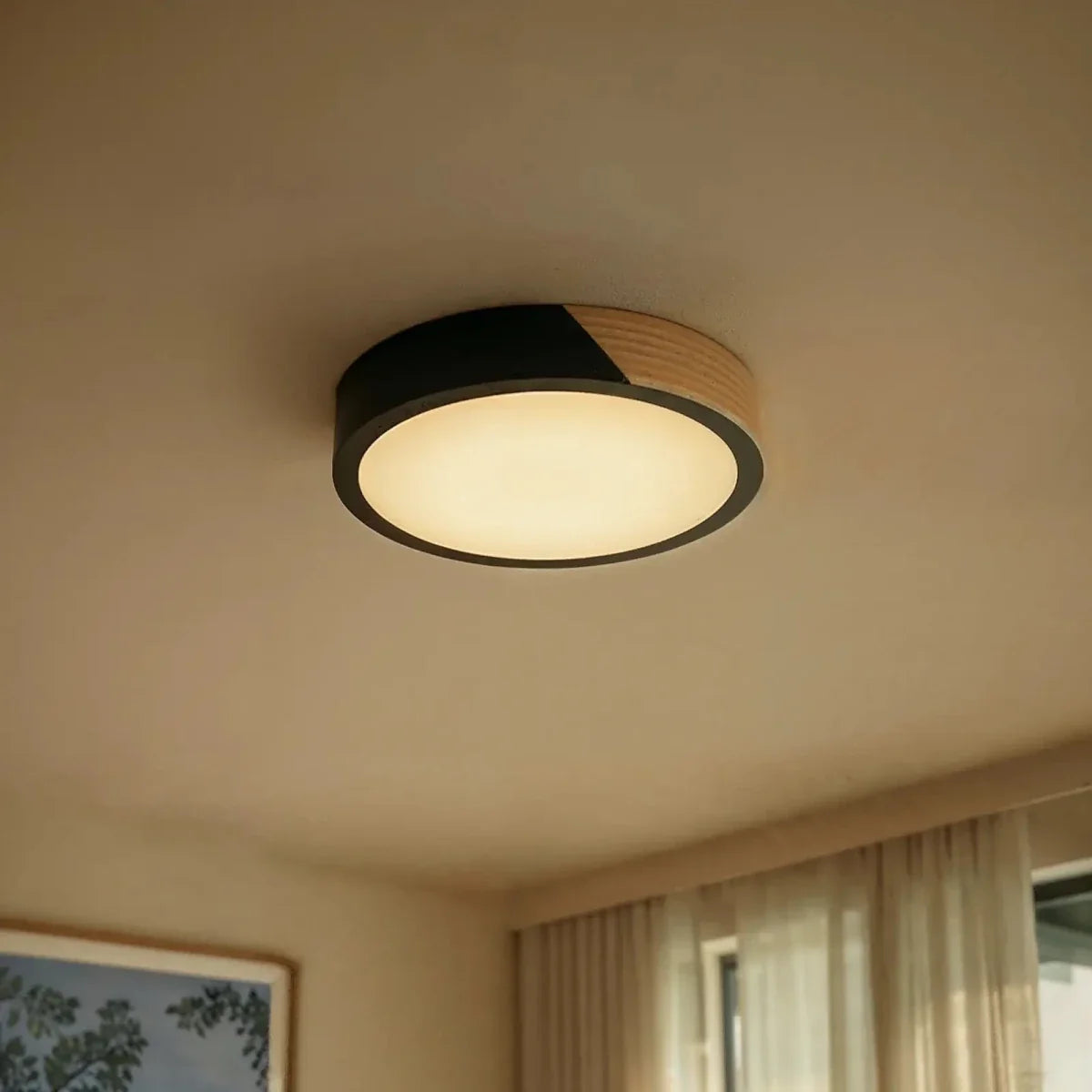 Plafonnier LED vert et bois vu de près dans un intérieur chaleureux