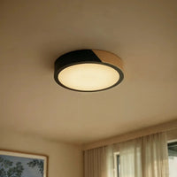 Plafonnier LED vert et bois vu de près dans un intérieur chaleureux