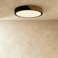 Plafonnier LED design coloré rond noir et bois au plafond avec lumière chaude