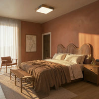 Plafonnier LED carré noir et bois dans une chambre aux murs terracotta