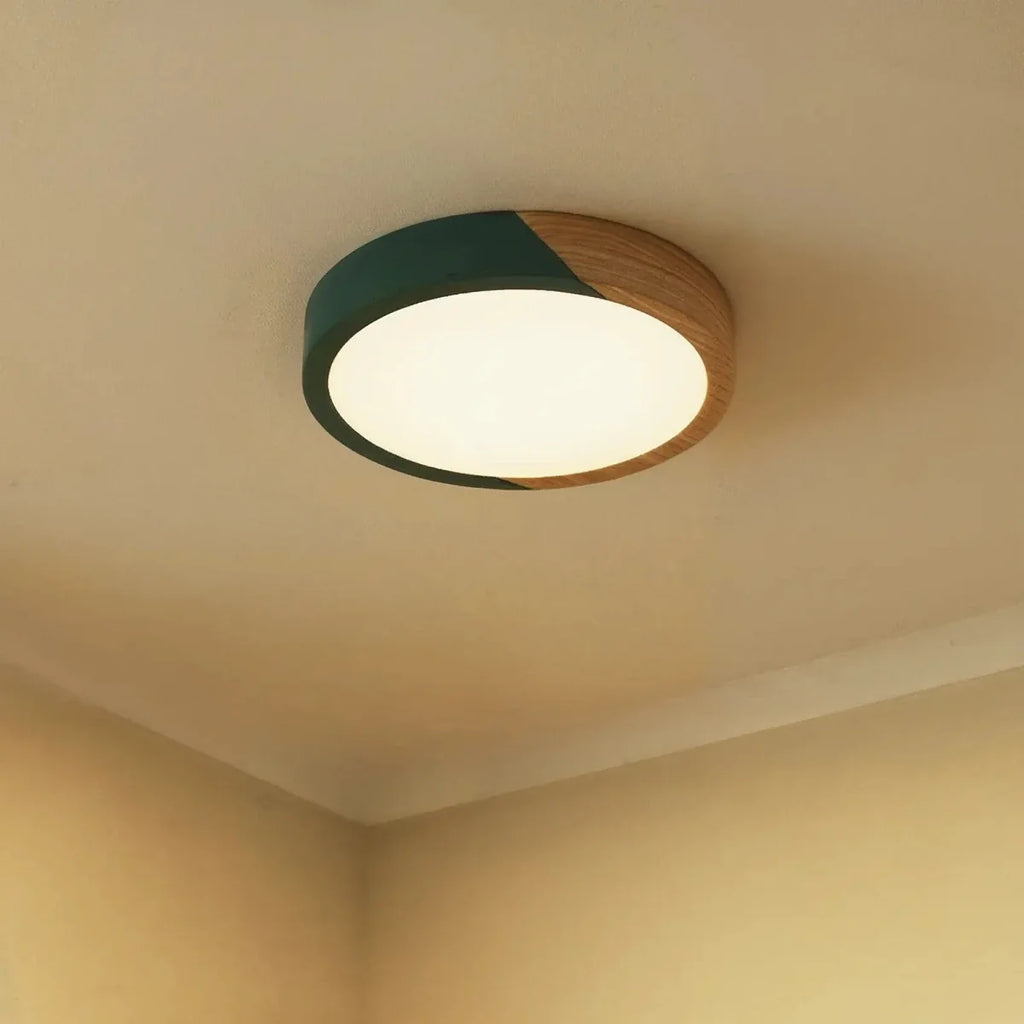 Plafonnier LED vert sapin et bois diffusant une lumière douce au plafond