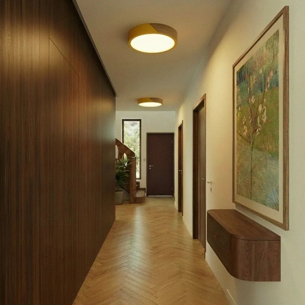 Plafonnier LED jaune et bois éclairant un couloir en parquet