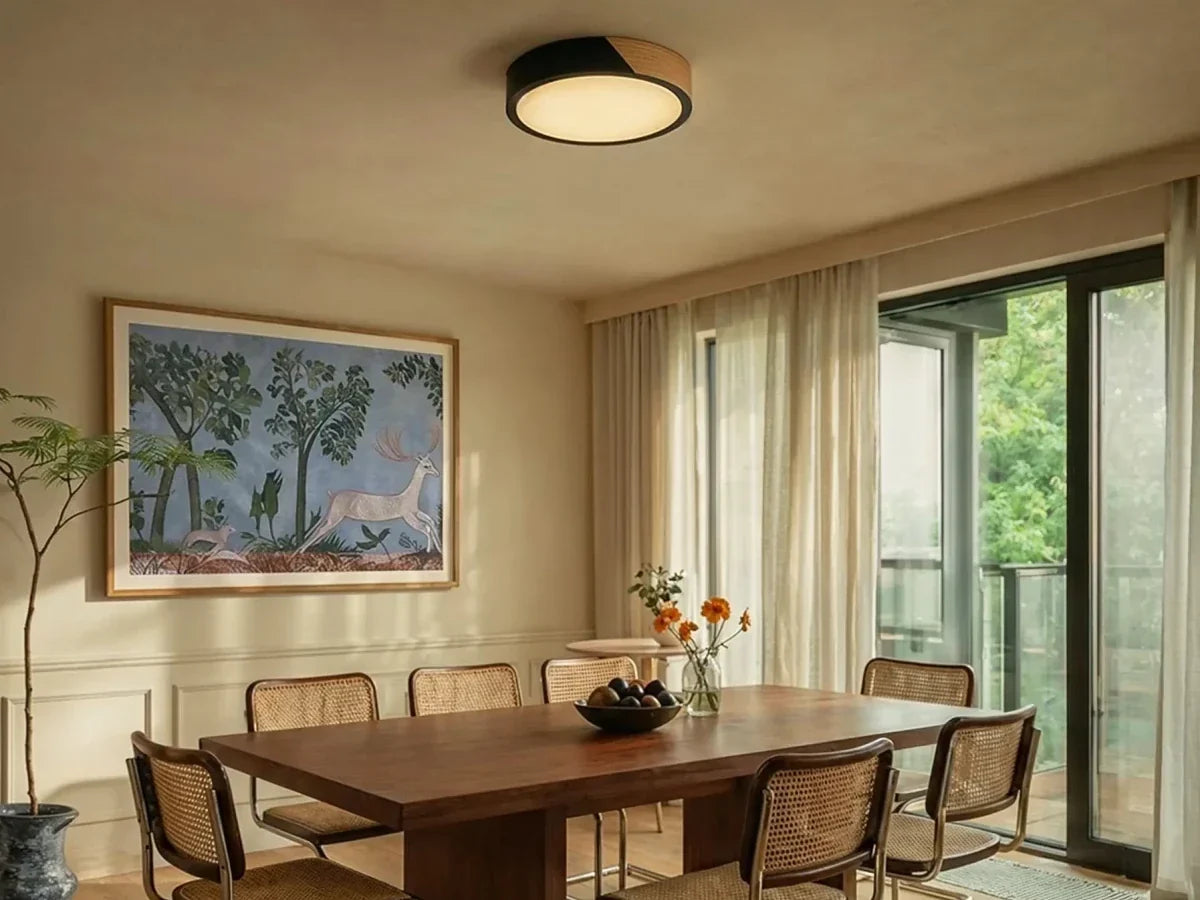 Plafonnier LED design colore dans une salle a manger Image