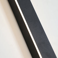 Applique murale extérieure LED en lumière blanche le long d'une façade épurée