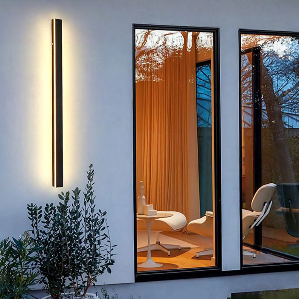 Applique murale extérieure LED minimaliste sur maison design à la tombée de la nuit