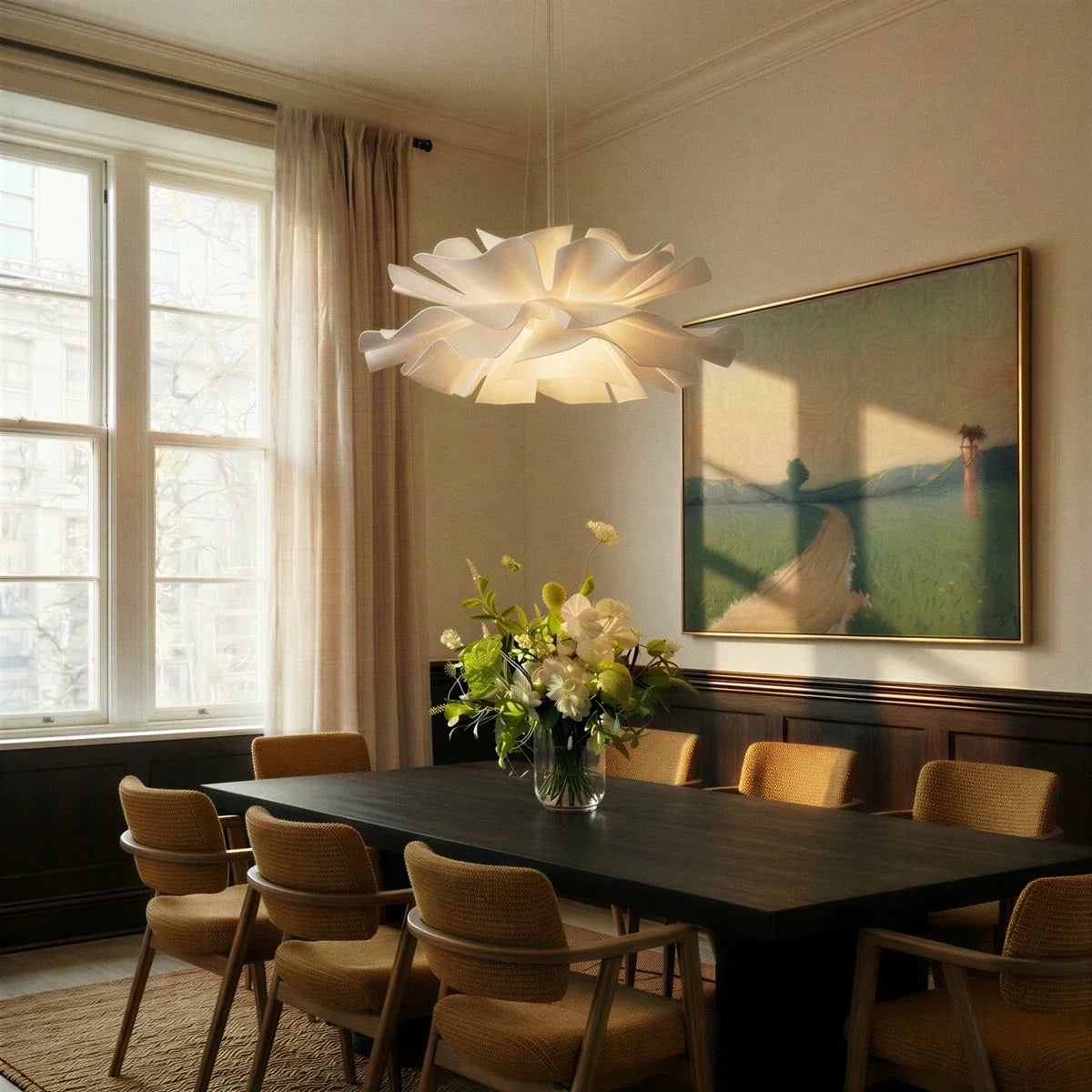 Lustre design fleur blanc devant une véranda en bois et verdure