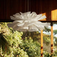 Gros plan sur les pétales lumineux du lustre design fleur