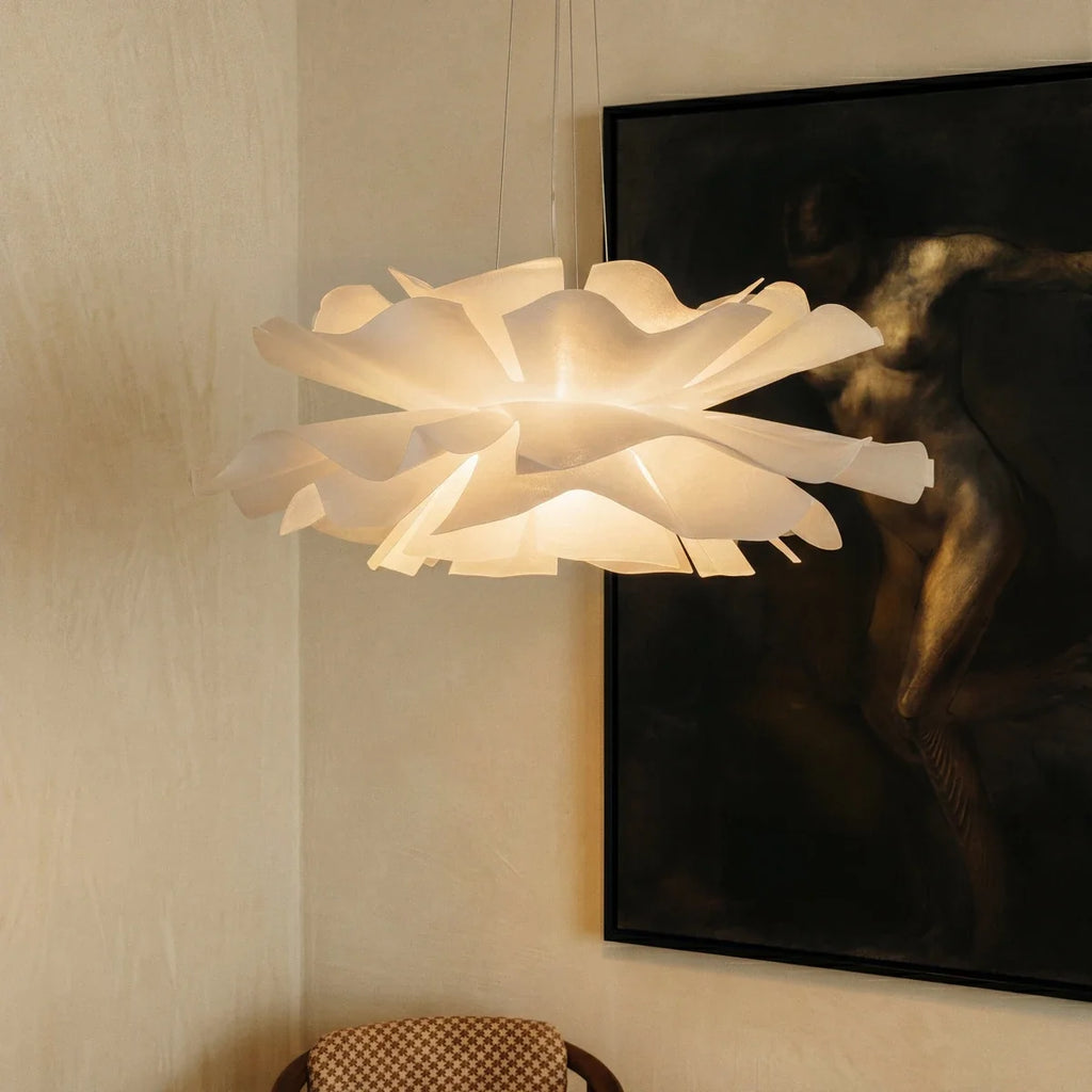 Lustre design fleur suspendu au dessus d'une table ronde en bois