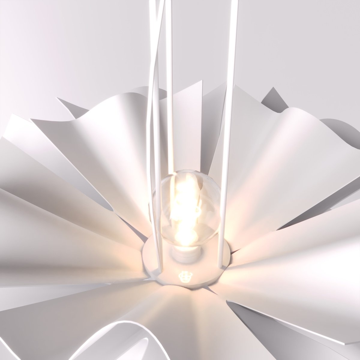 Détail de l'ampoule LED au coeur du lustre design fleur