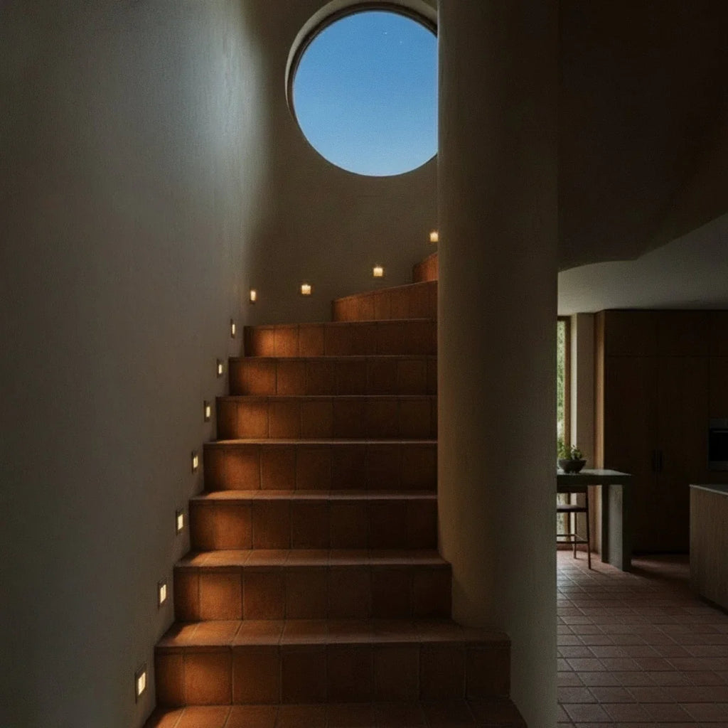 Éclairage escalier de nuit avec spots à détecteur de mouvement allumés
