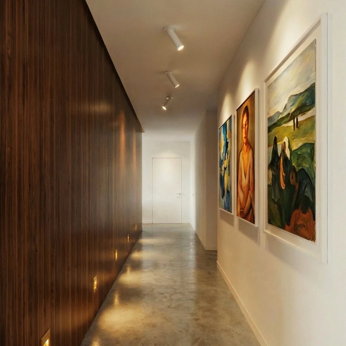 Couloir moderne avec spots encastrés au bas d'un mur en bois
