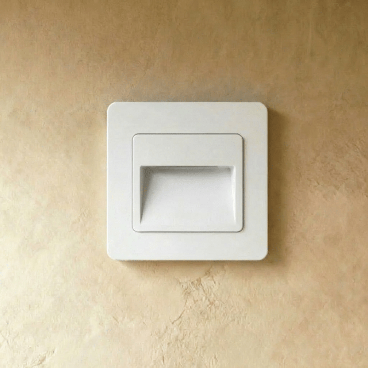 Détail du spot encastrable allumé diffusant une lumière douce
