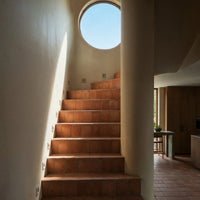 Escalier baigné de lumière naturelle équipé de spots encastrés discrets