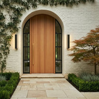 Applique murale extérieure LED de chaque côté d'une porte d'entrée en bois cintrée