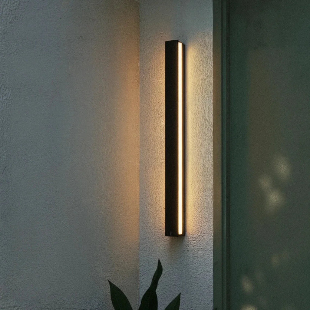 Applique murale extérieure LED diffusant une lumière chaude sur un mur clair