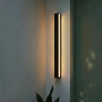 Applique murale extérieure LED diffusant une lumière chaude sur un mur clair