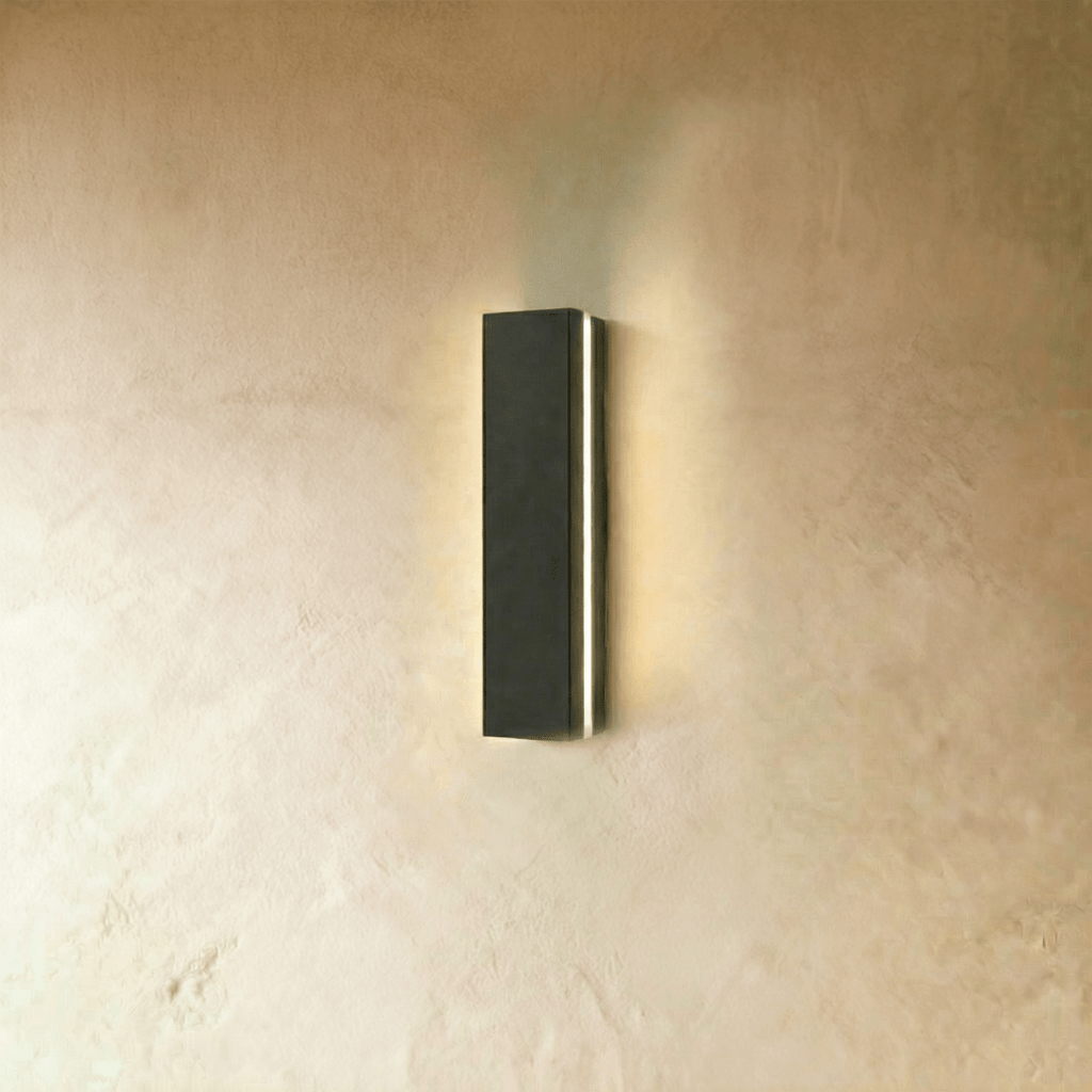 Applique murale extérieure LED longue de 40 cm sur un mur enduit beige