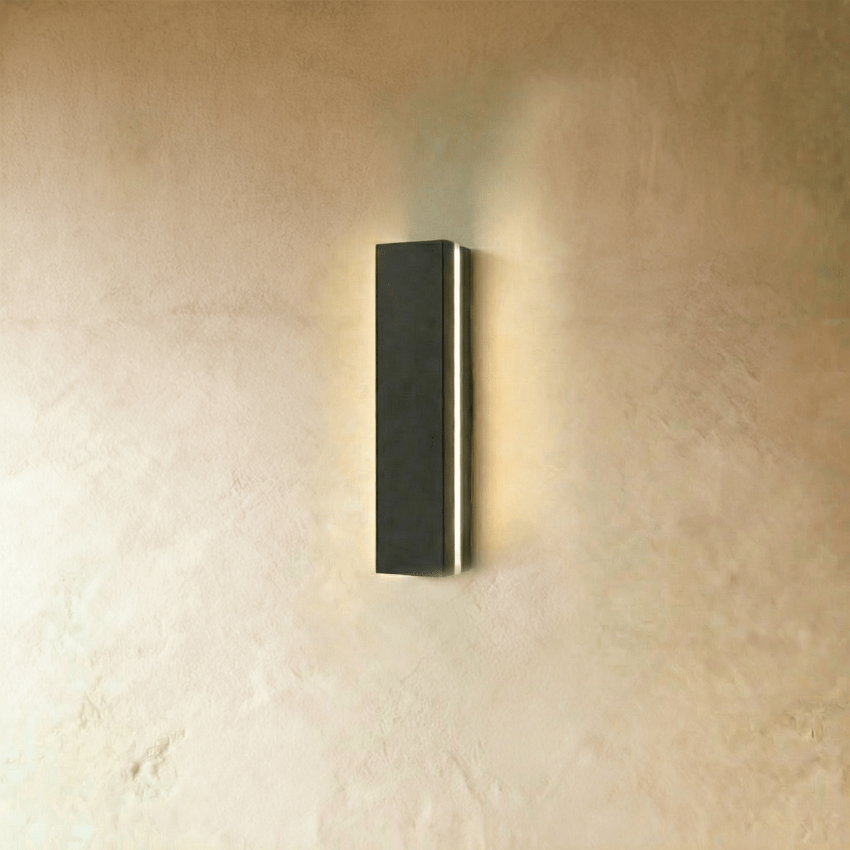 Applique murale extérieure LED longue de 40 cm sur un mur enduit beige