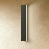 Applique murale extérieure LED longue noire de 200 cm allumée sur un mur beige