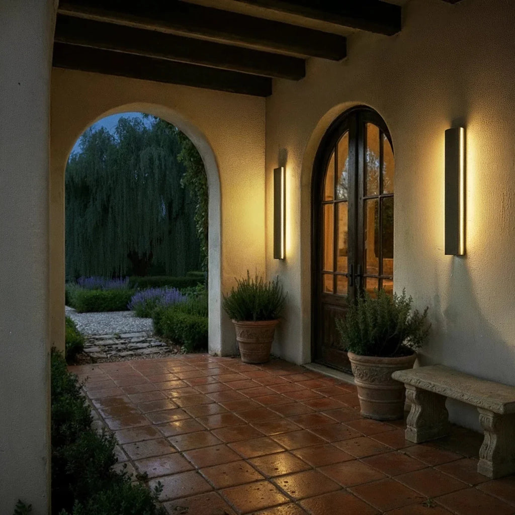 Appliques murales extérieures LED éclairant un patio en terre cuite au crépuscule