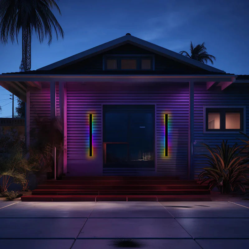 Appliques murales extérieures LED multicolores sur une façade en bois