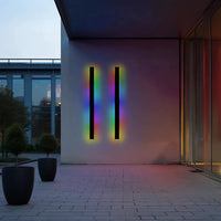 Applique murale extérieure LED en mode RGB sur mur de maison design