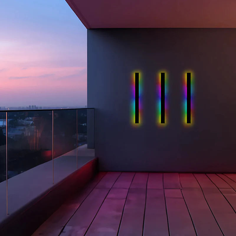 Applique murale extérieure LED minimaliste au bord d'une terrasse au crépuscule