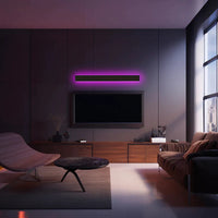 Applique murale extérieure LED RGB créant une ambiance colorée dans un salon