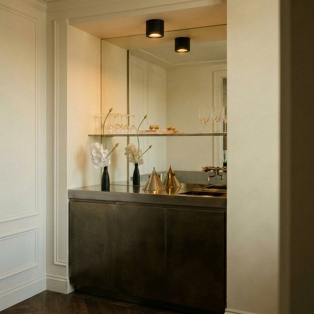 Spot LED orientable éclairant un meuble bar avec miroir