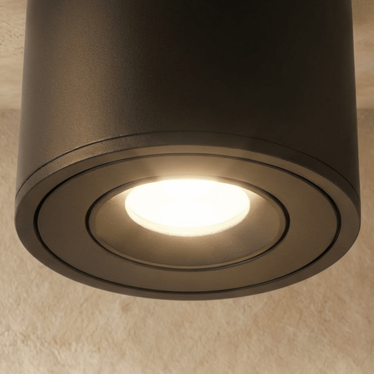Vue rapprochée du spot LED orientable noir, tête rotative inclinée