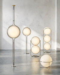 Lampadaire boule en chrome, les six modèles de la gamme