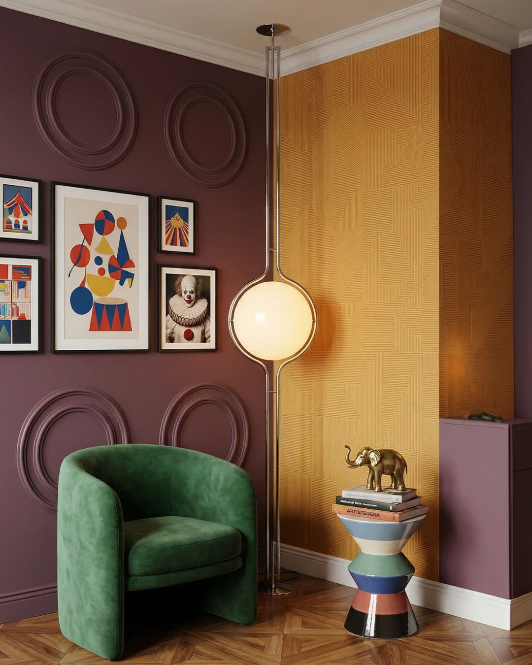 Lampadaire boule en chrome dans un salon aux murs prune Image