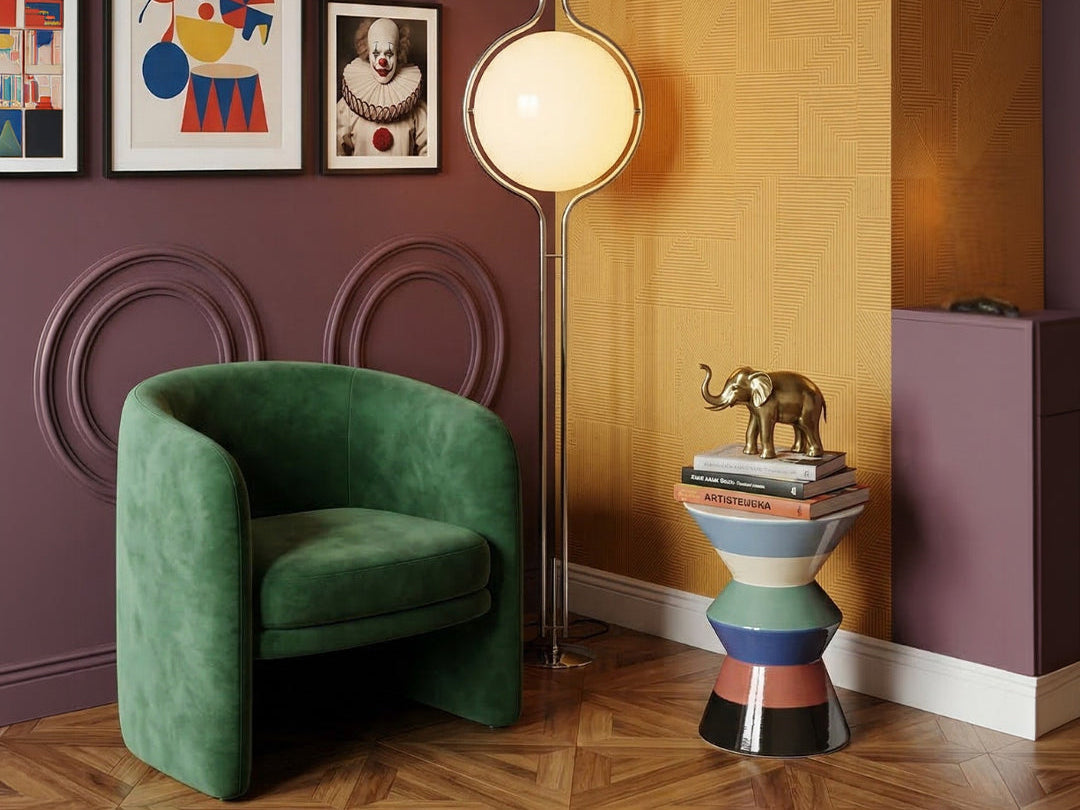 Lampadaire boule en chrome dans un salon colore Image