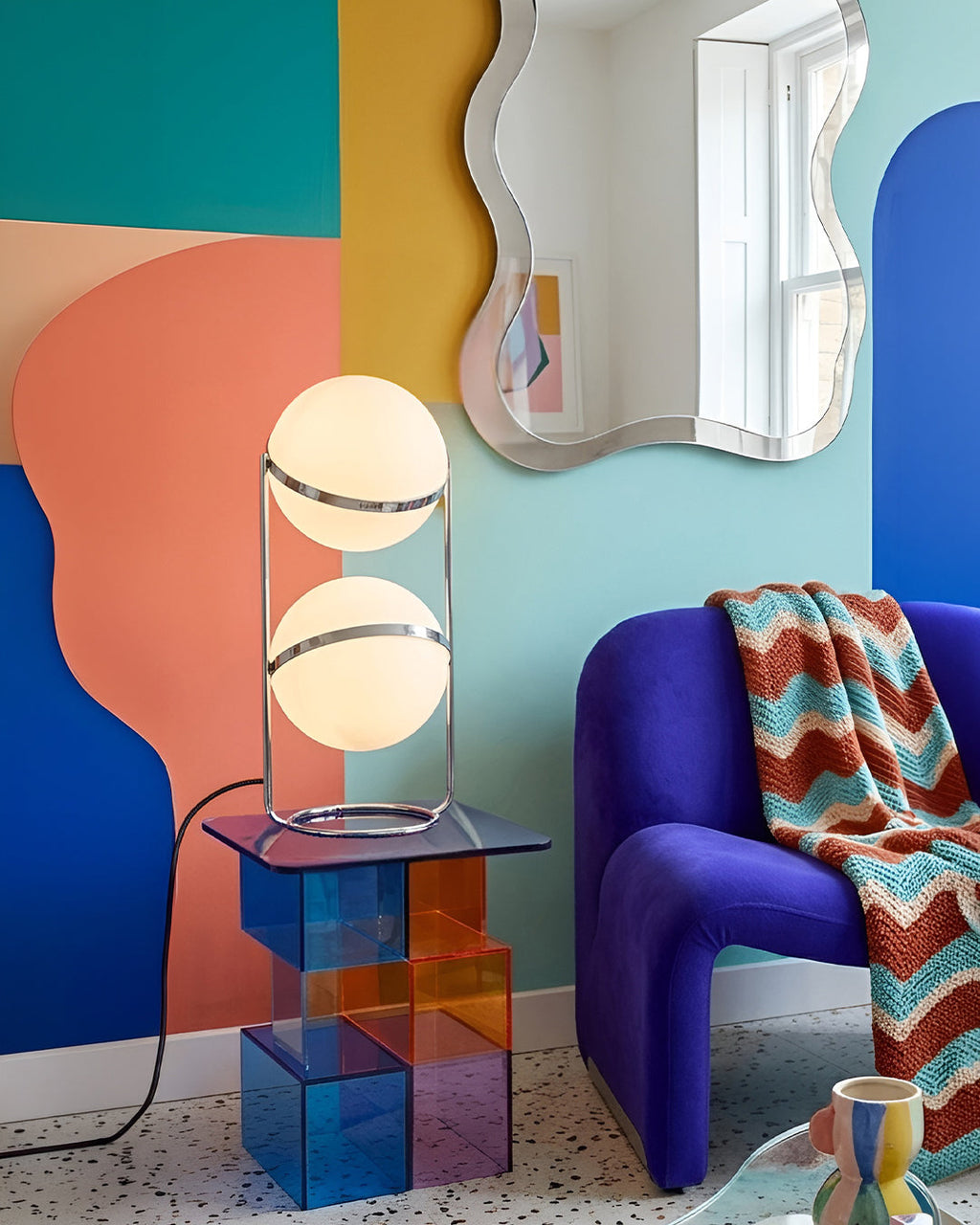 Lampadaire à deux globes posé dans un séjour coloré