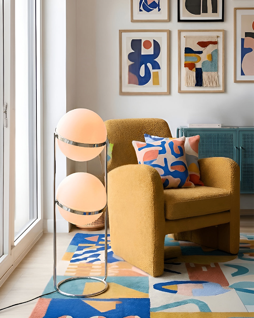 Lampadaire à deux globes près d'un fauteuil jaune