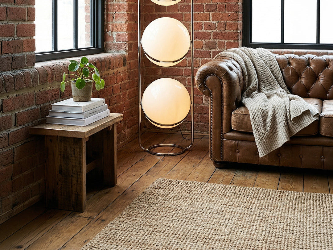 Lampadaire boule en chrome trois globes dans un loft Image