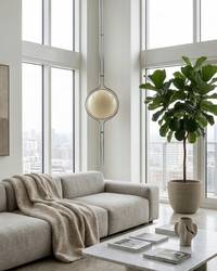 Lampadaire boule en chrome près d'une grande baie vitrée