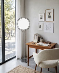 Lampadaire boule sur pied dans un bureau à domicile