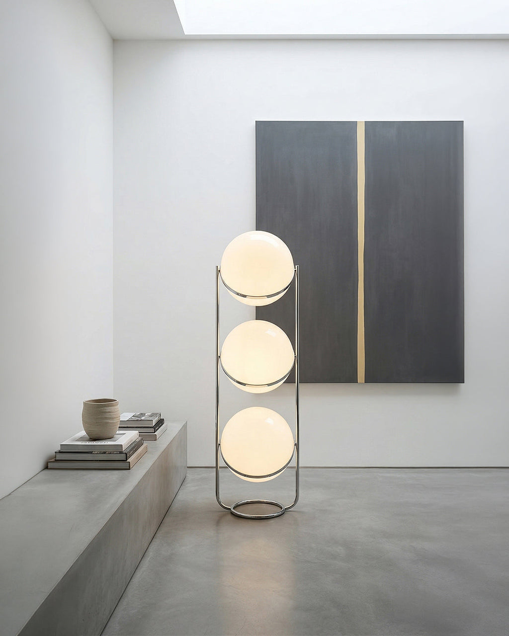Lampadaire à trois globes dans un séjour beige