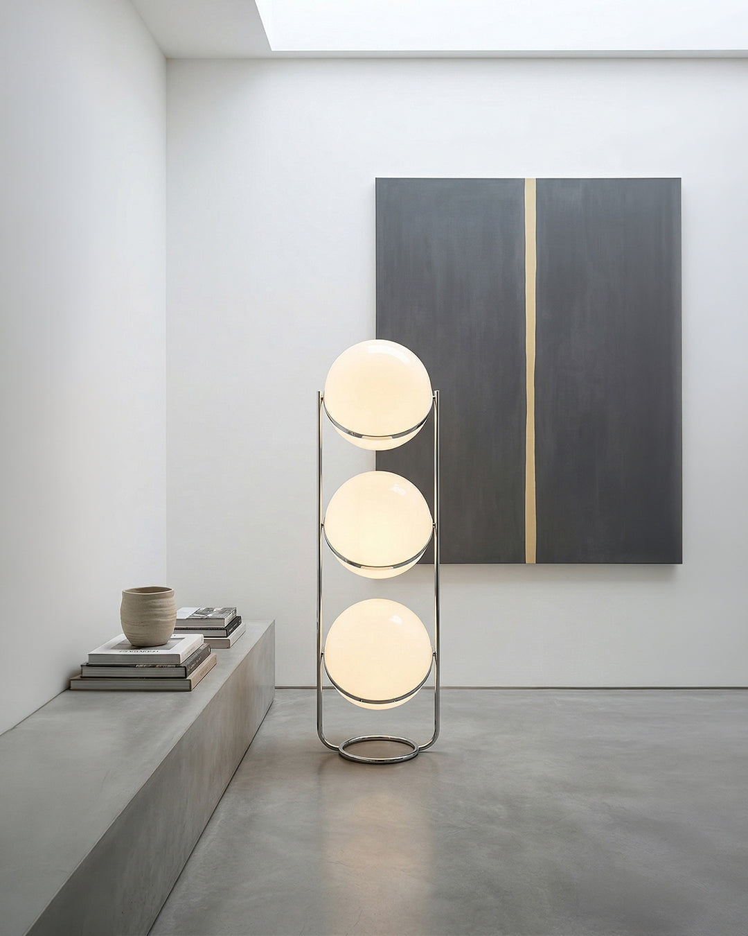 Lampadaire à trois globes dans un séjour beige