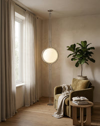 Lampadaire boule tension sol plafond dans un salon beige