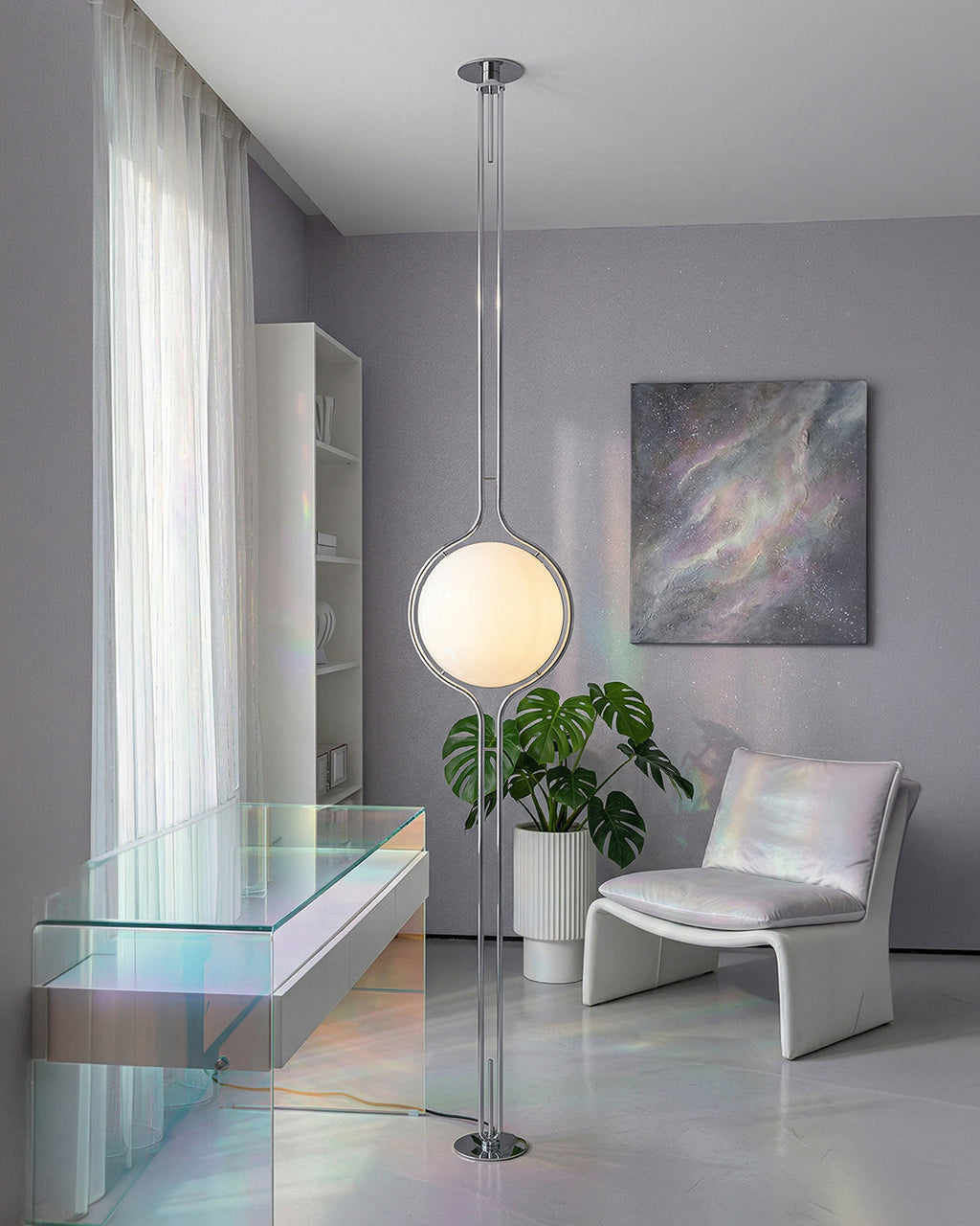 Lampadaire boule en chrome dans une pièce lumineuse