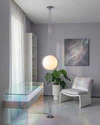Lampadaire boule en chrome dans une pièce lumineuse