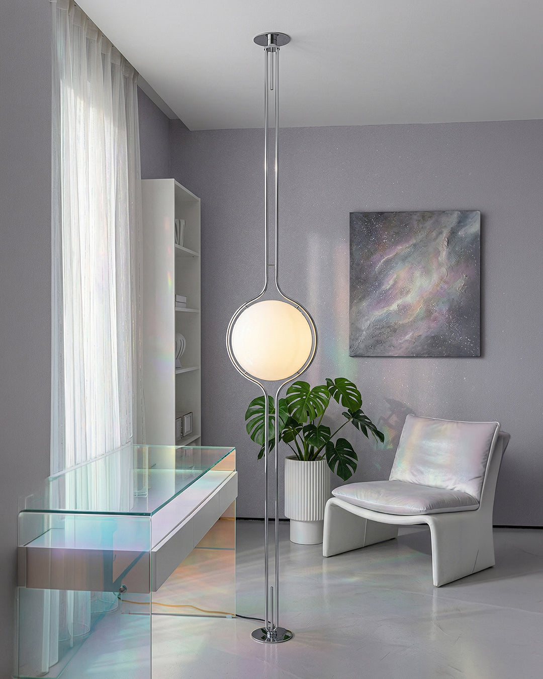 Lampadaire boule en chrome dans une pièce lumineuse