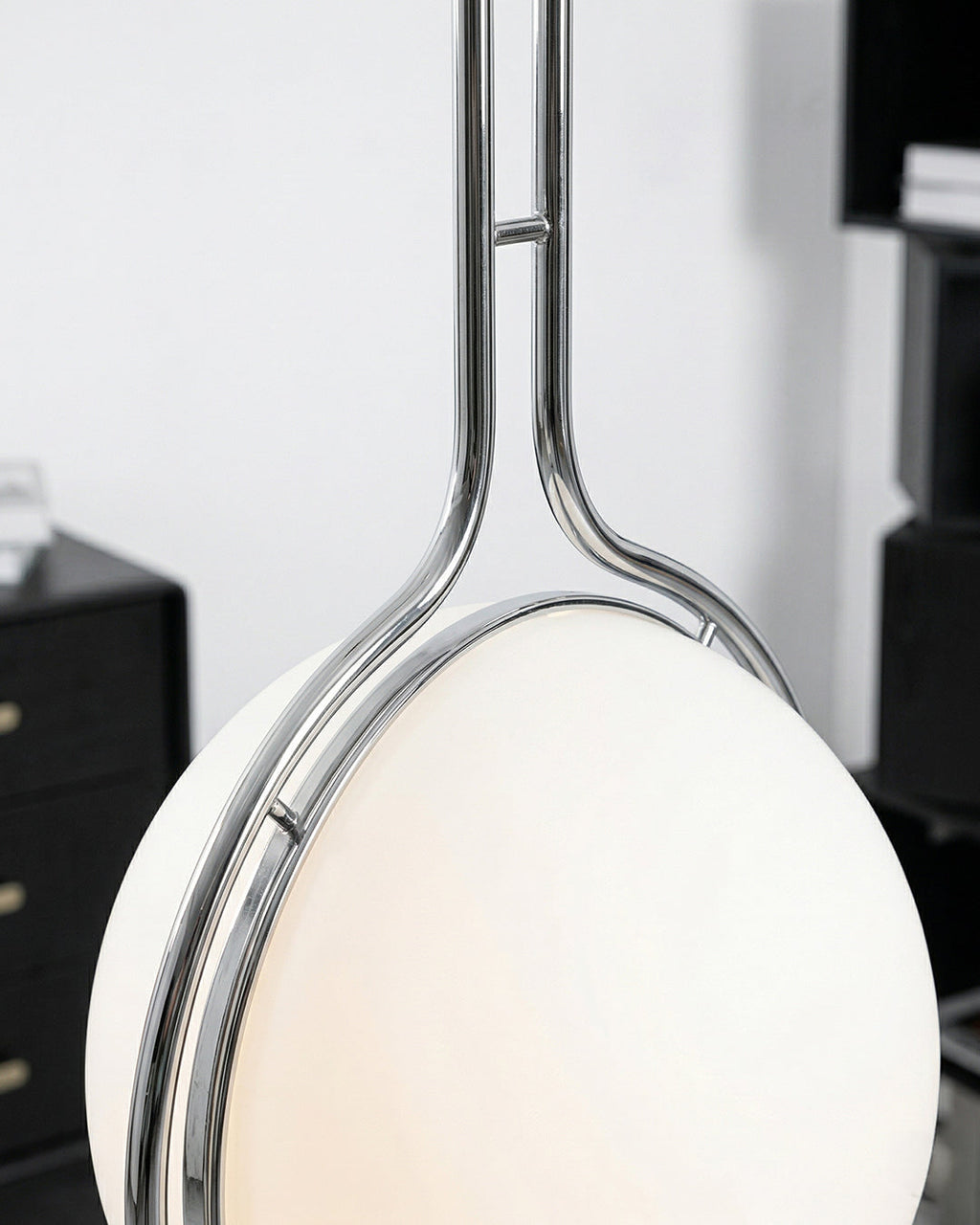 Détail de la monture chromée du lampadaire boule